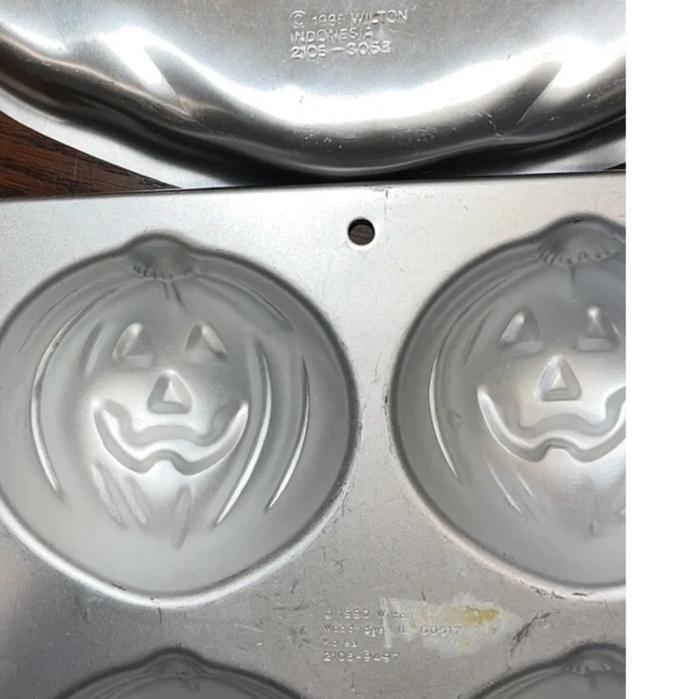 Wilton Pumpkin Cake Pan and Treat Pan set of 2 - Picture 2 of 12